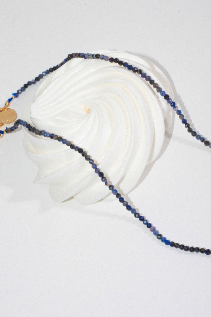 Collar piedras azul marino