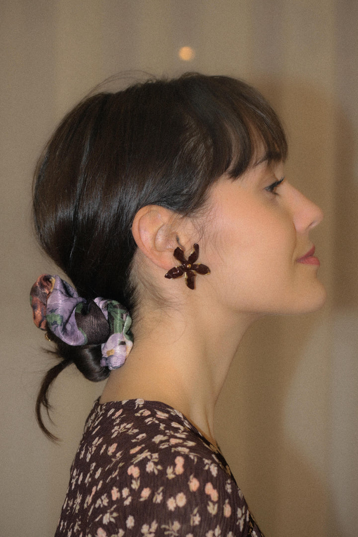 Pendientes Flor · esmalte Chocolate