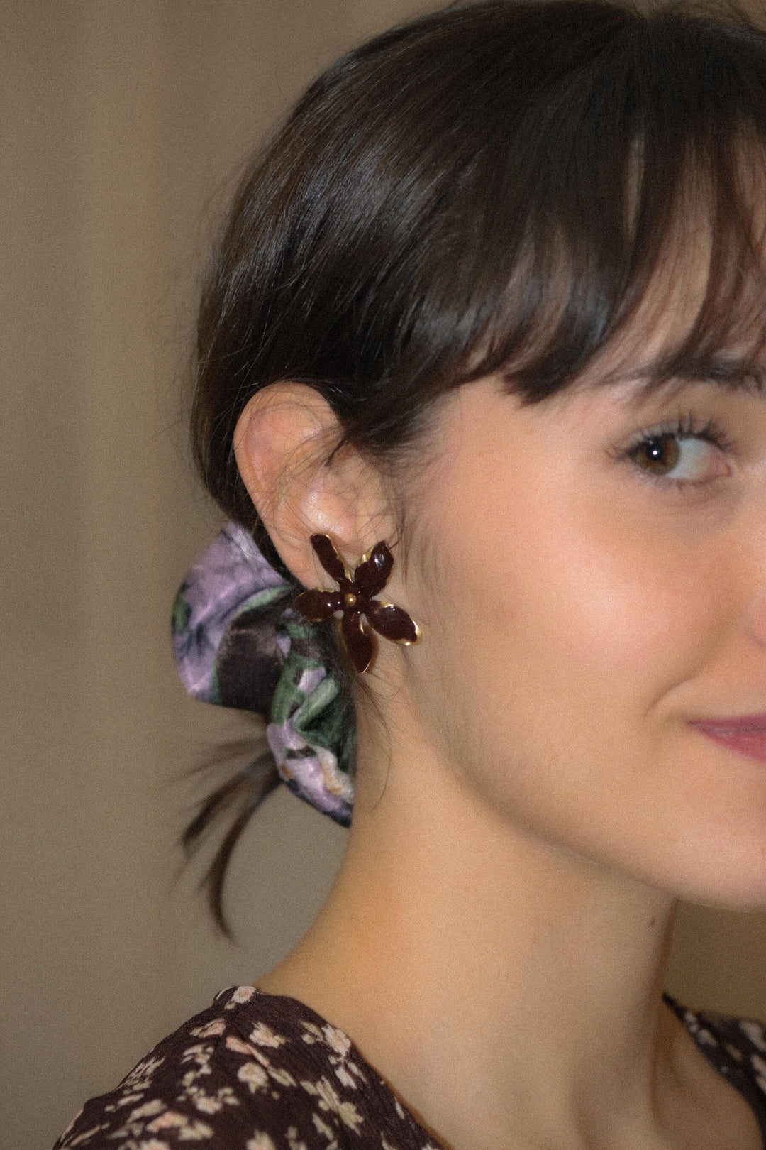 Pendientes Flor · esmalte Chocolate