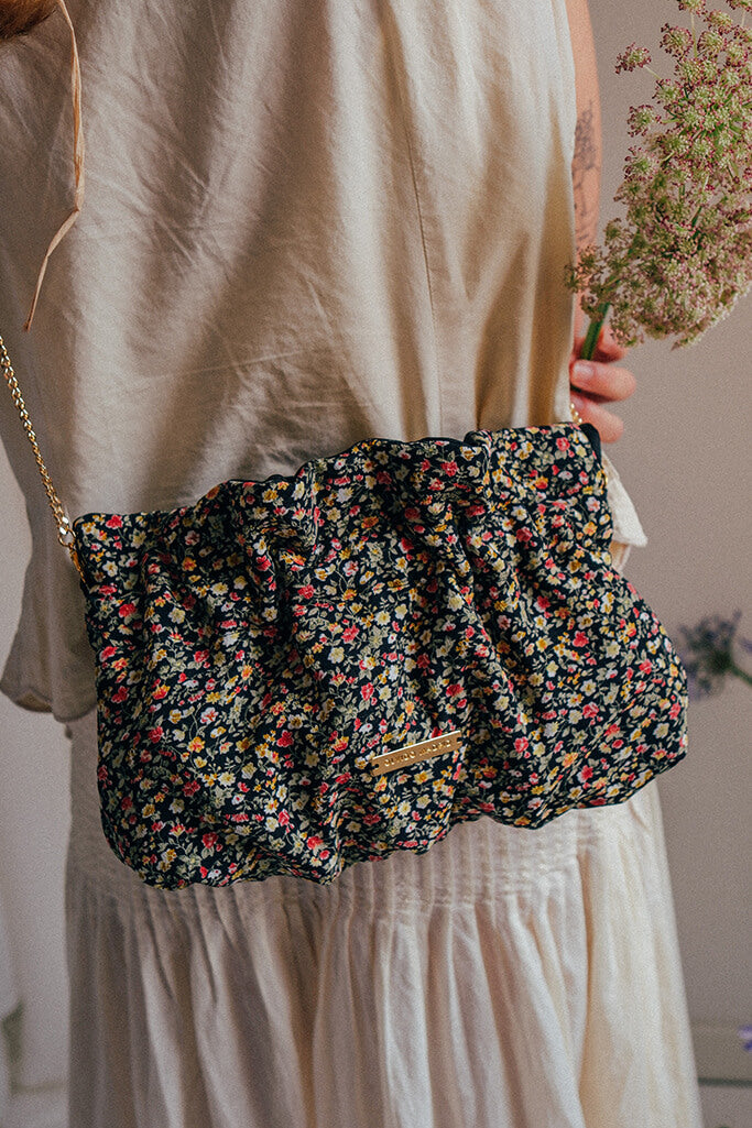 Bolso Valentina · Florecitas negras