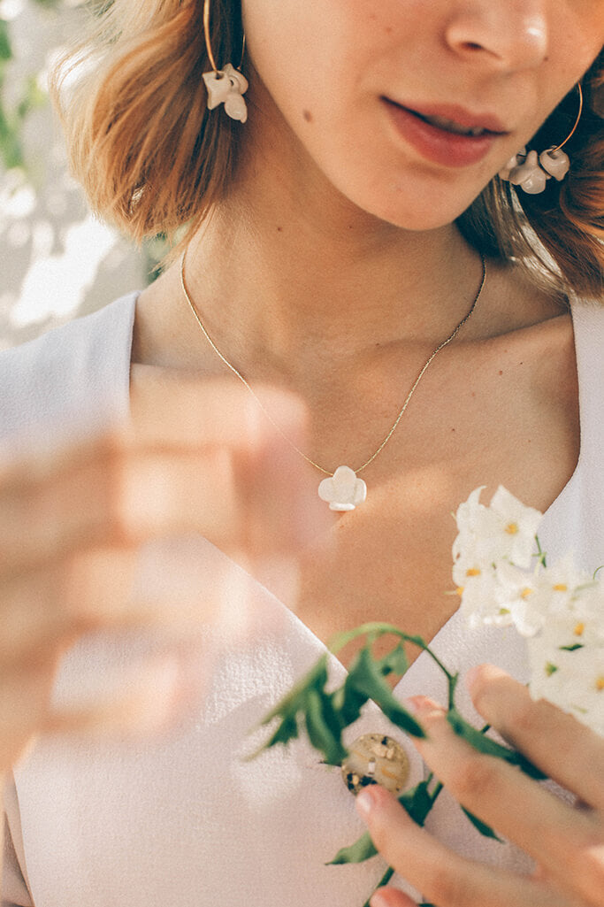 Collar Campanita · Flor Blanca