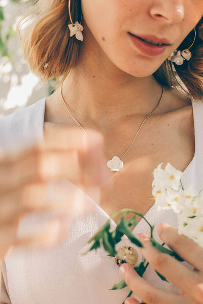 Collar Campanita · Flor Blanca